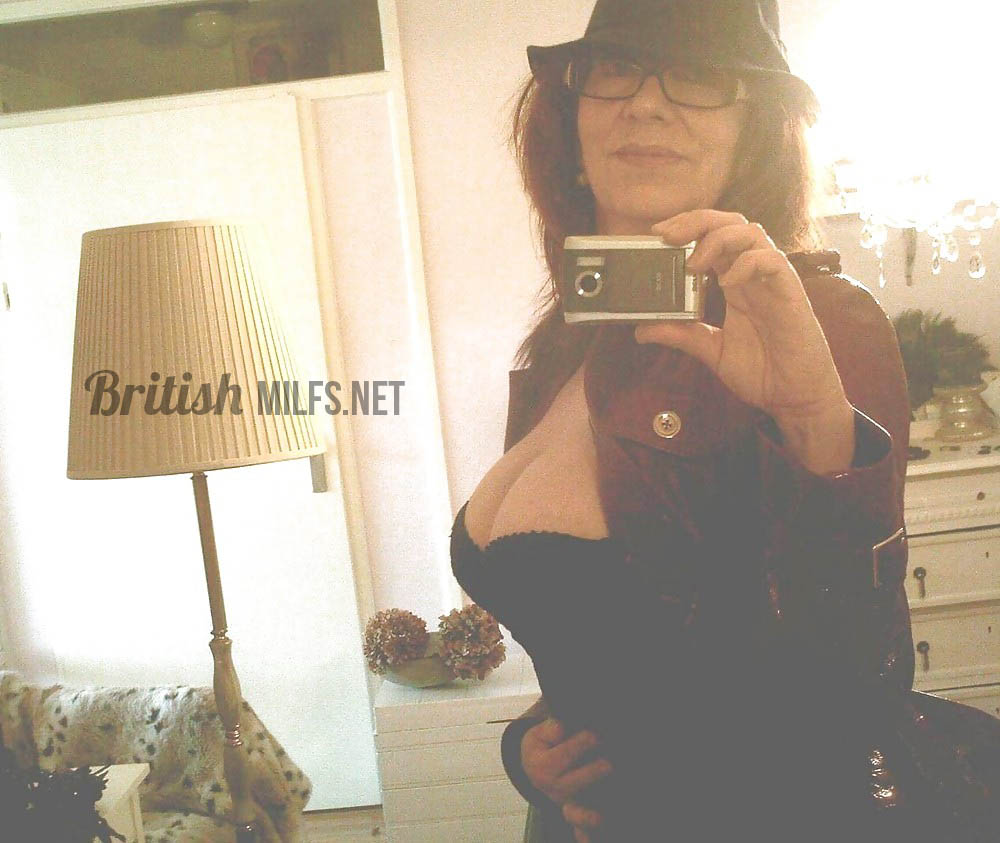 Busty british milf selfies - Lou Kensington — 34