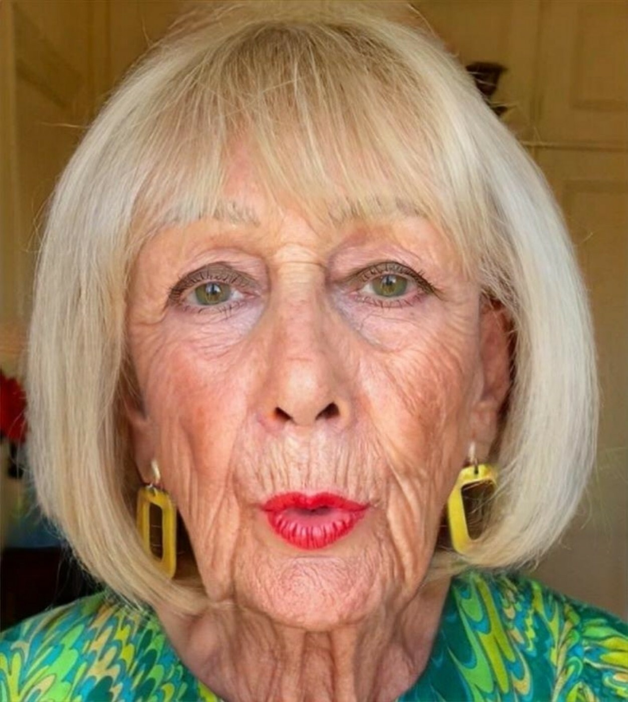 Oldslut with red lipstick — 35